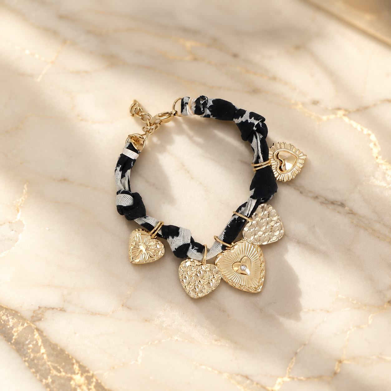 Bracelet Cordon Noir & Breloques Cœurs Dorés