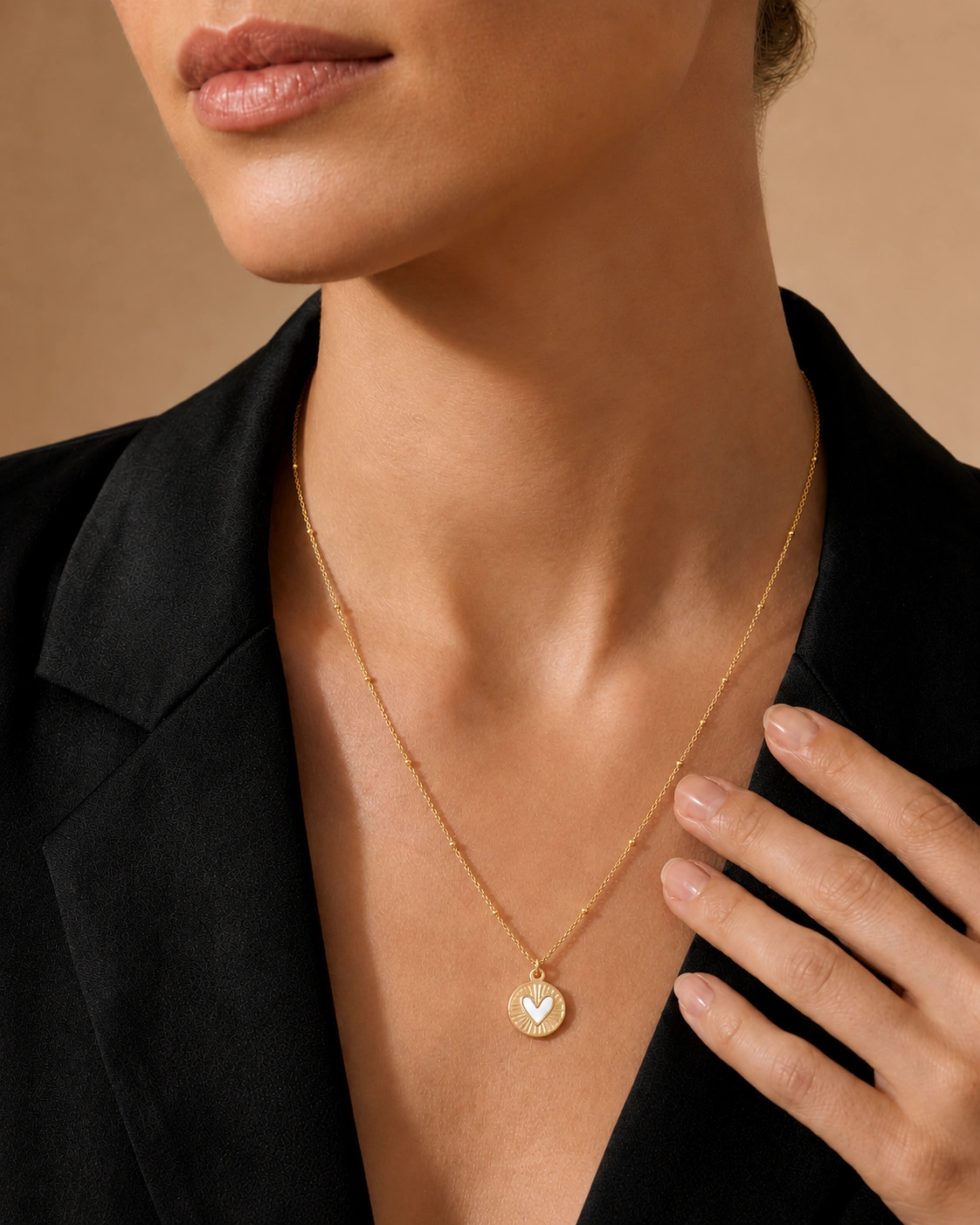 Collier avec médaille ronde et pendentif cœur en nacre (45 + 5 cm)