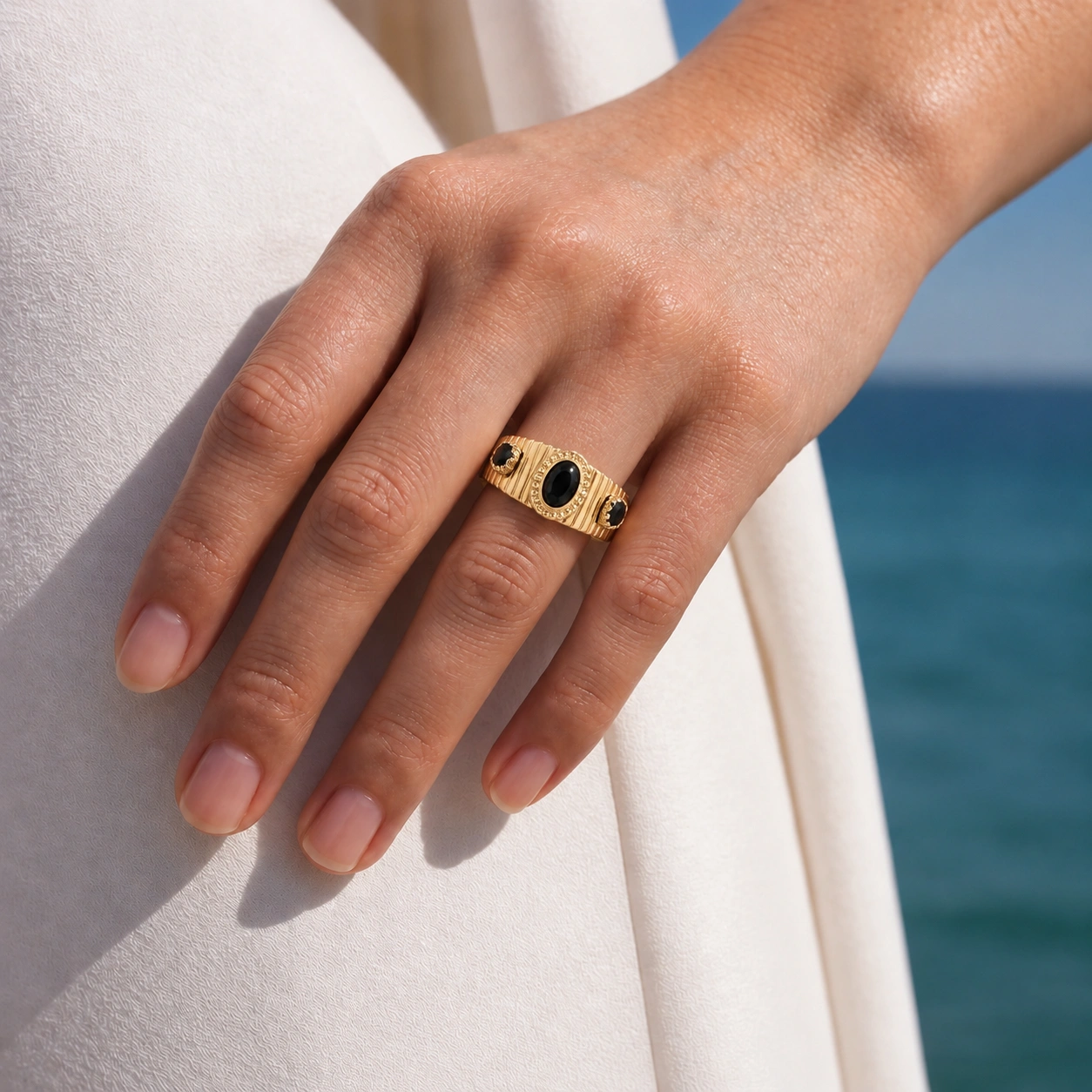 Bague ornée de 2 éléments émaillés et d’une pierre naturelle en onyx