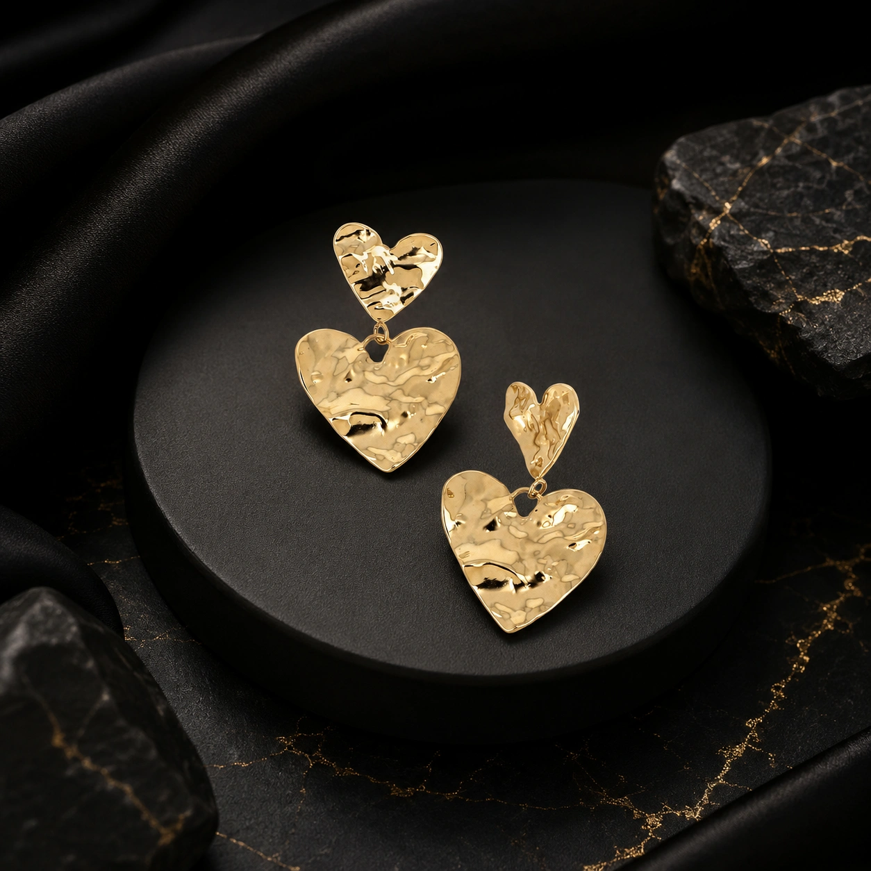 Boucles d’Oreilles Pendantes Double Cœur Texturé – 26 × 55 mm