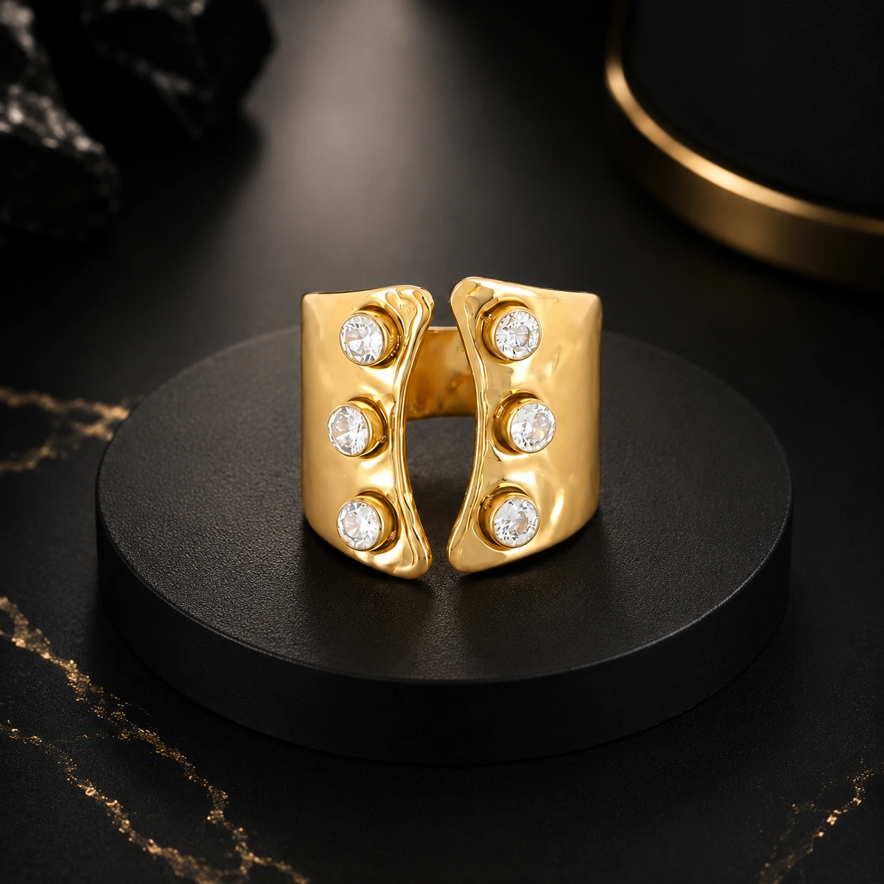 Bague martelée avec 6 strass