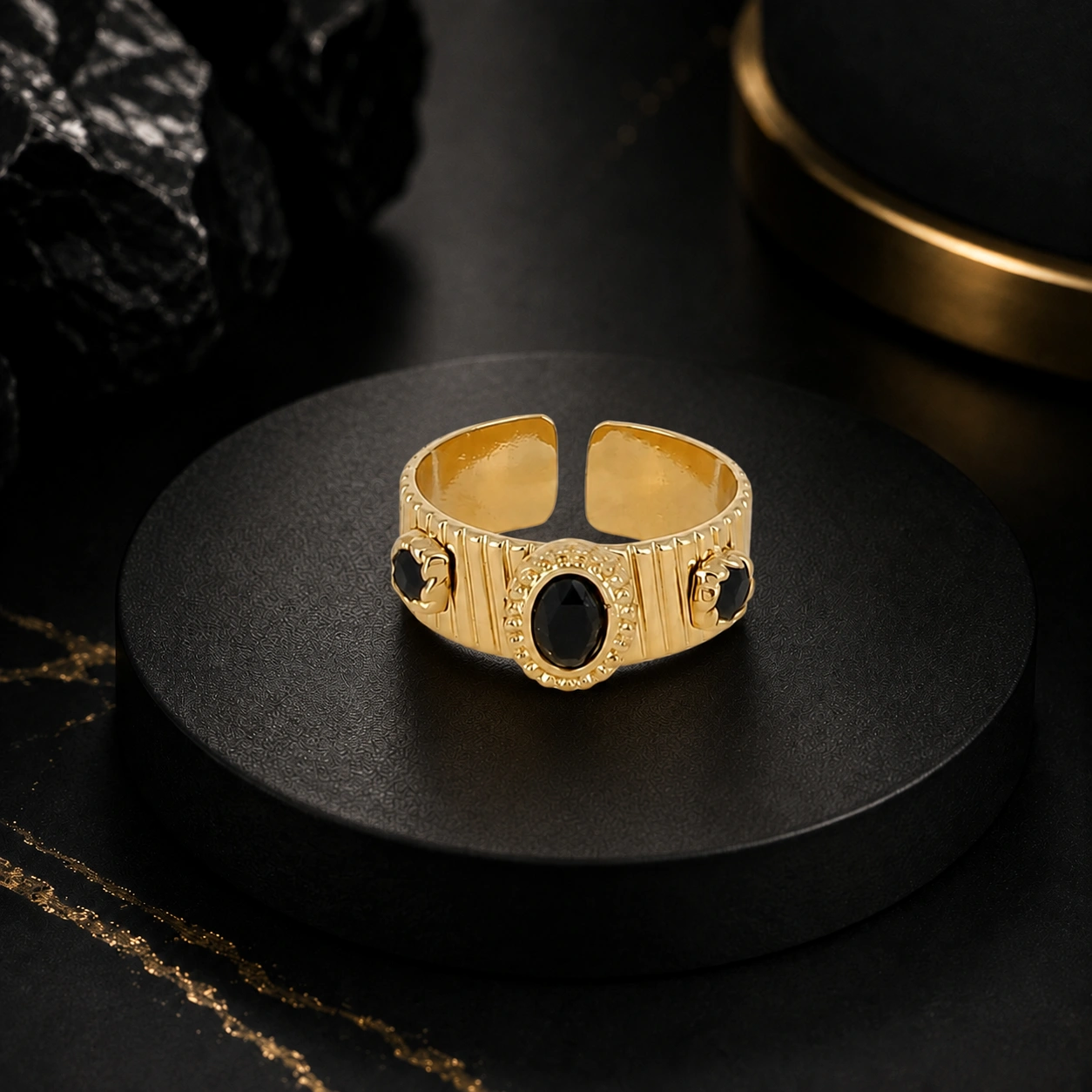 Bague ornée de 2 éléments émaillés et d’une pierre naturelle en onyx